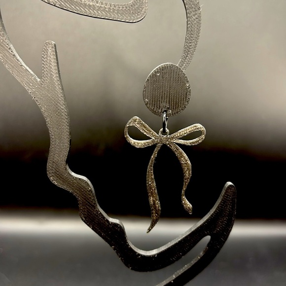 Elegant Black Bow Earrings - Picture 3 of 4